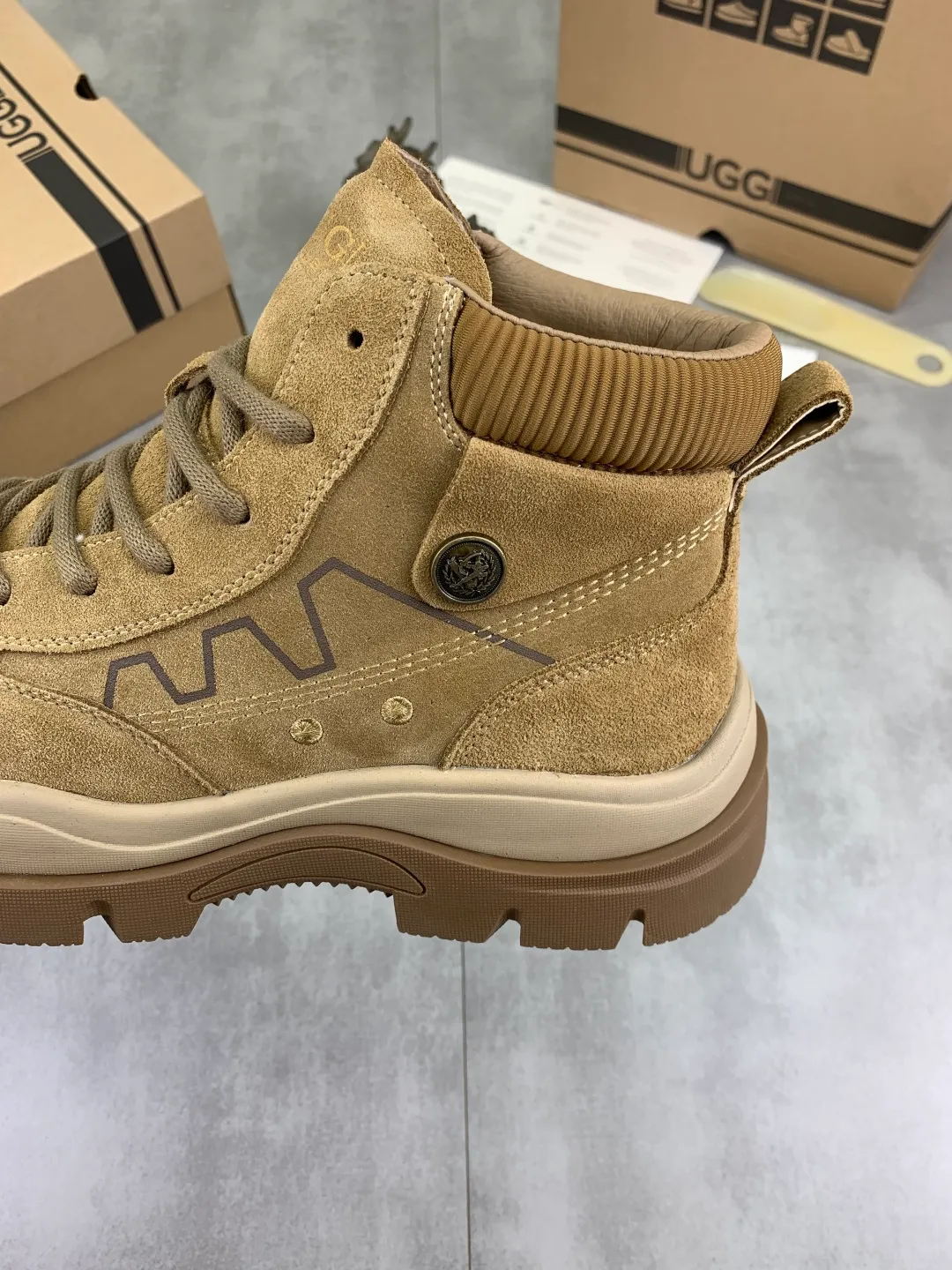 Men's men's shoes 💰P620 New arrival 🆕🆕🆕 IUGGI men's British retro Martin boots Winter new men's outdoor hiking boots First layer of cowhide on the outside and wool on the inside Comfortable and warm sole Rubber outsole Non-slip and firm Trendy and fashionable Casual and versatile Size: 39-44 Three colors A6869